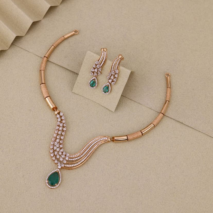 Neryzique Necklace 18KT