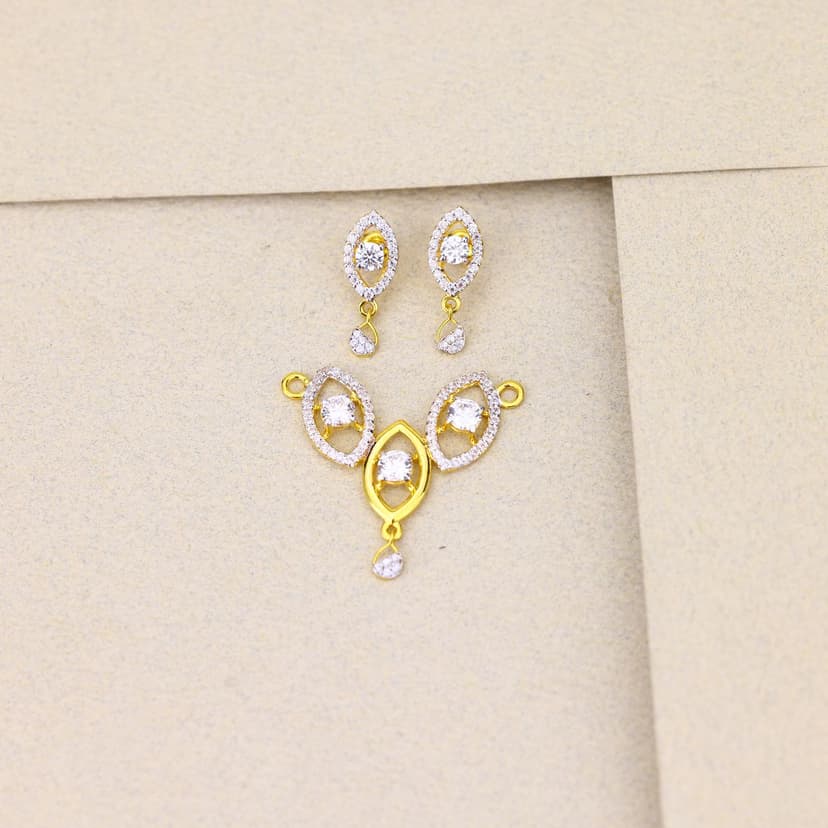 Varya Trinity Bloom Halo MS Pendant Set 22KT