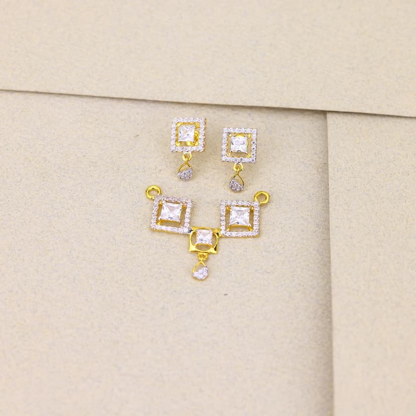 Chaturasya Radiant Halo MS Pendant Set 22KT