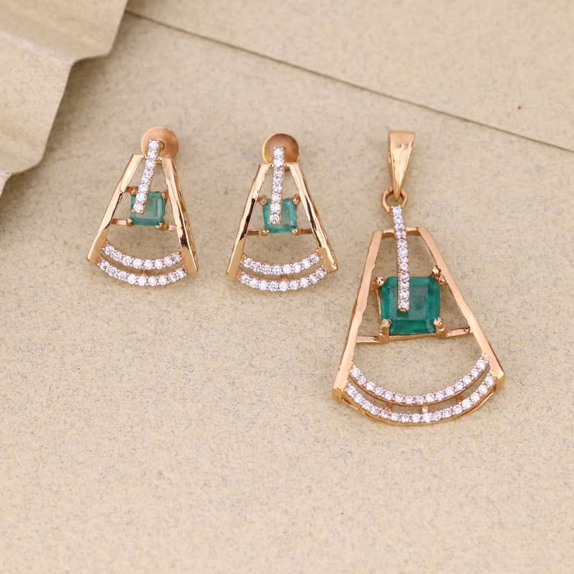 Emerald Arcéline Pendant Set 18KT