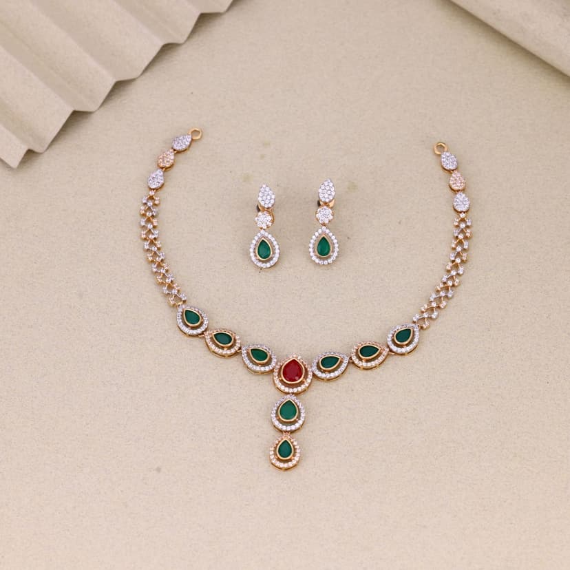 Velunyra Necklace 18KT