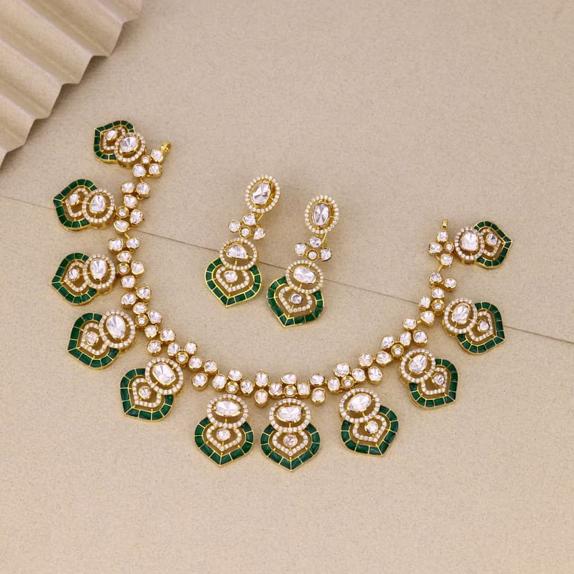 Eshanviera Necklace 18KT