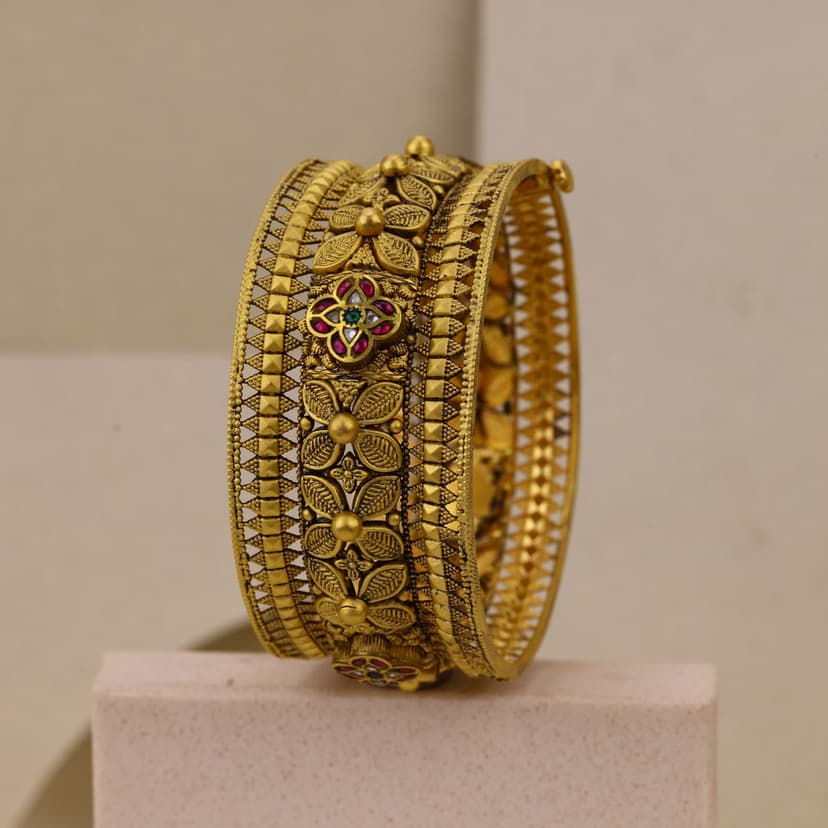 Svarnaroopa Antique Kada 22KT