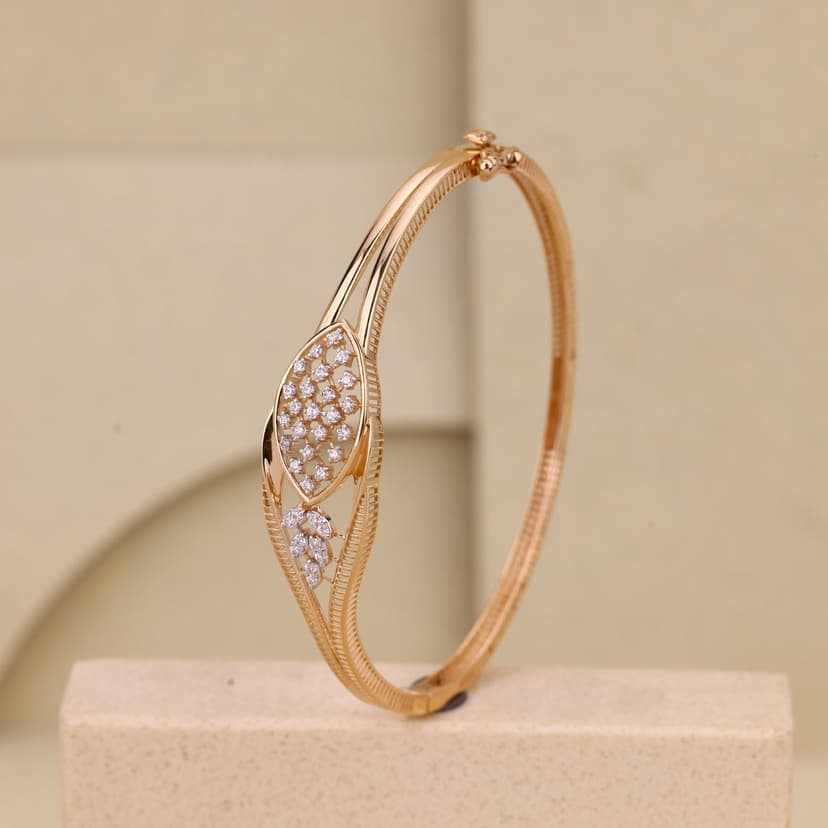 Monévara Openwork Crest Kada 18KT