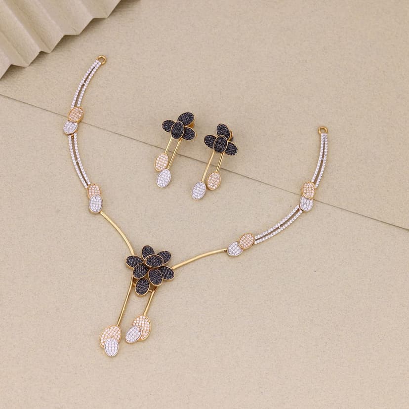Ébonfleur Bloom Necklace 18KT
