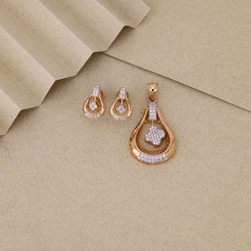 Almadora Cloverframe Pendant Set 18KT
